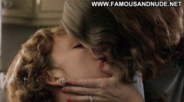 Julianne Moore The Hours Kissing Lesbian Nice Posing Hot Female