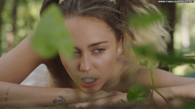 Miley Cyrus No Source American Celebrity Sex Sexy Singer Posing Hot