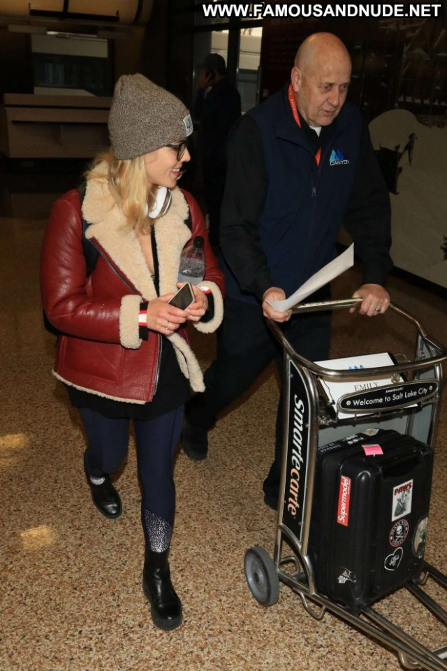 Emily Bett Rickards No Source Paparazzi Babe Lake Beautiful Park