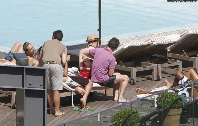 Anne Hathaway Beautiful Babe Poolside High Resolution Hotel Posing
