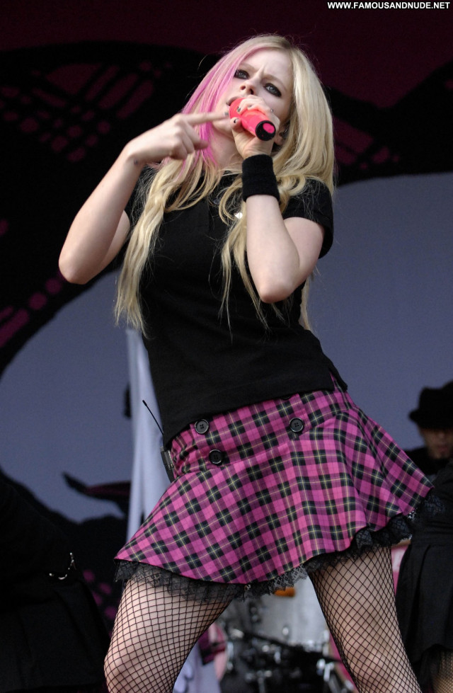 Avril Lavigne No Source Posing Hot Beautiful Babe Celebrity Nude