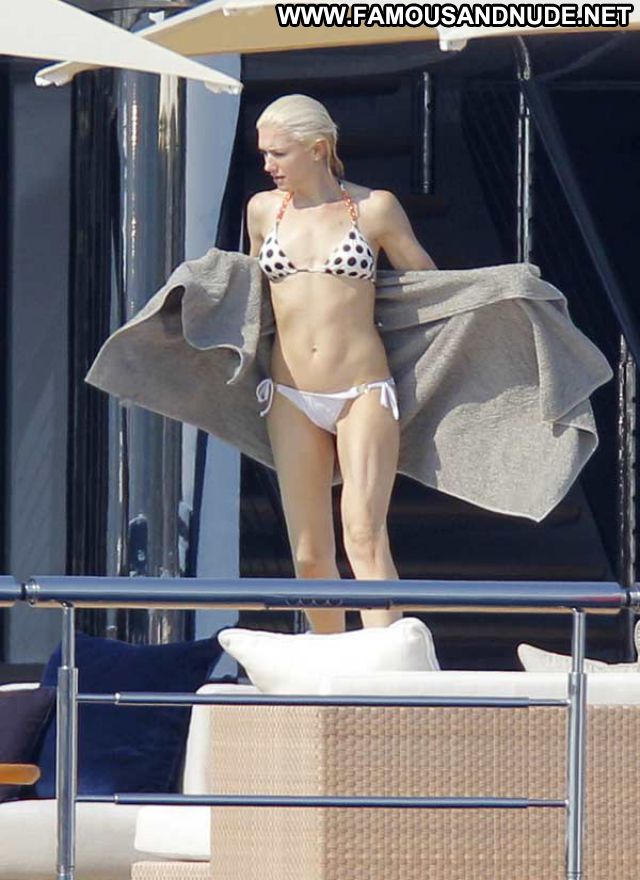 Gwen Stefani Beach Famous Posing Hot Blonde Bikini Celebrity