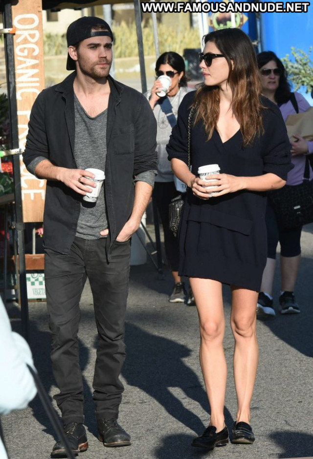 Phoebe Tonkin Farmers Market Babe Beautiful Farmer Posing Hot Farm