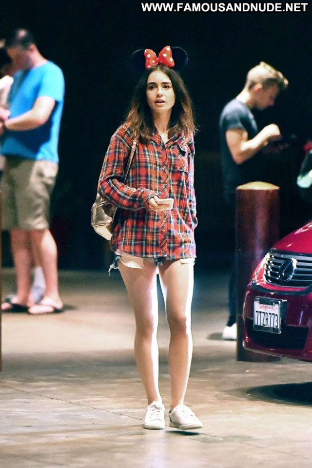 Lily Collins No Source Celebrity Beautiful Paparazzi Babe Posing Hot