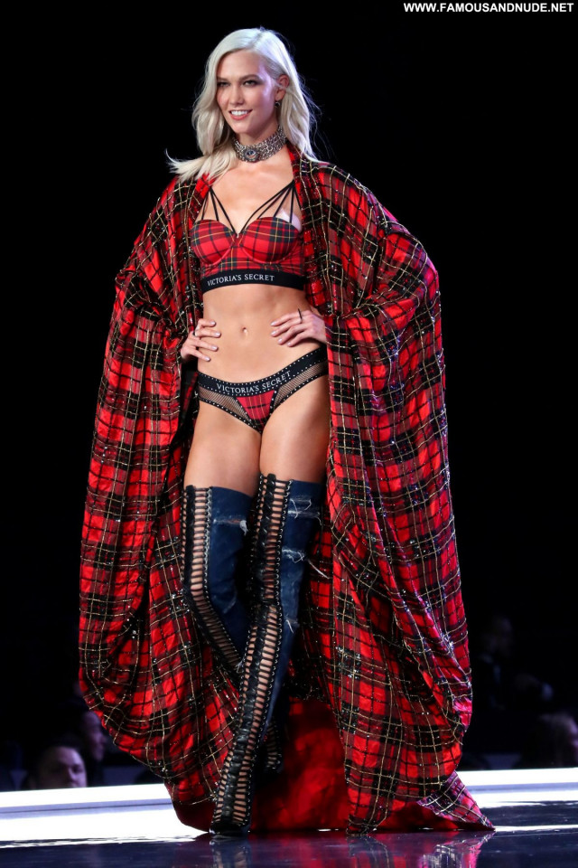 Gigi Hadid Mercedes Benz Fashion Week Babe Braless Topless Celebrity