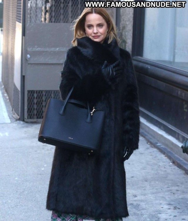 Mena Suvari No Source Paparazzi Celebrity Babe Nyc Beautiful Posing