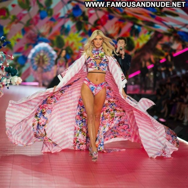 Devon Windsor Fashion Show Beautiful Babe Fashion Paparazzi Posing