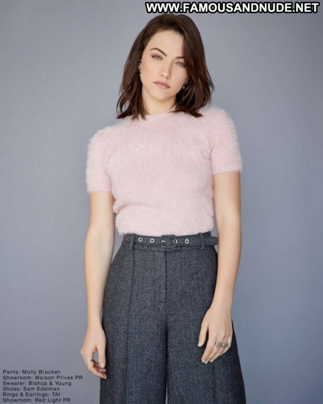 Violett Beane No Source Winter Posing Hot Beautiful Bar Babe