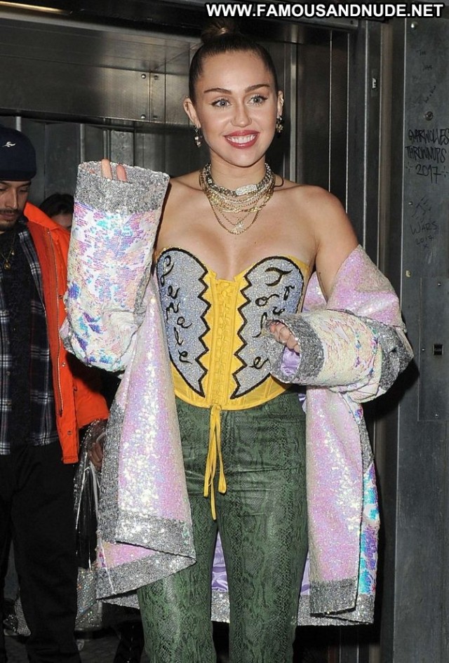 Miley Cyrus No Source Paparazzi Celebrity London Posing Hot Beautiful