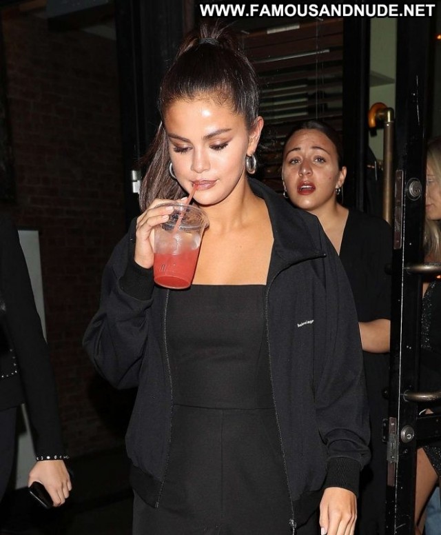 Selena Gome No Source Posing Hot Celebrity Babe Paparazzi Beautiful