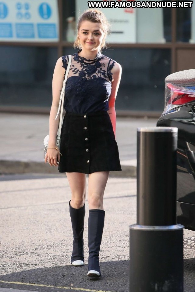 Maisie Williams No Source Posing Hot London Beautiful Paparazzi