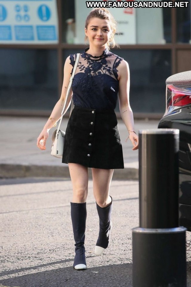 Maisie Williams No Source Celebrity Posing Hot Paparazzi Babe