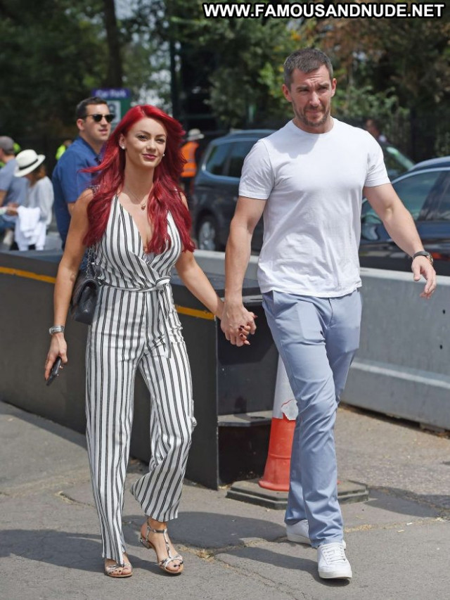 Dianne Buswell Posing Hot Beautiful Babe Bus Celebrity