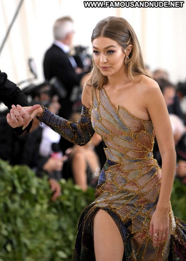 Gigi Hadid No Source Paparazzi Beautiful Celebrity Babe Nyc Posing Hot