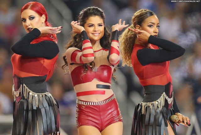 Selena Gomez Performance Celebrity Beautiful Posing Hot Babe High