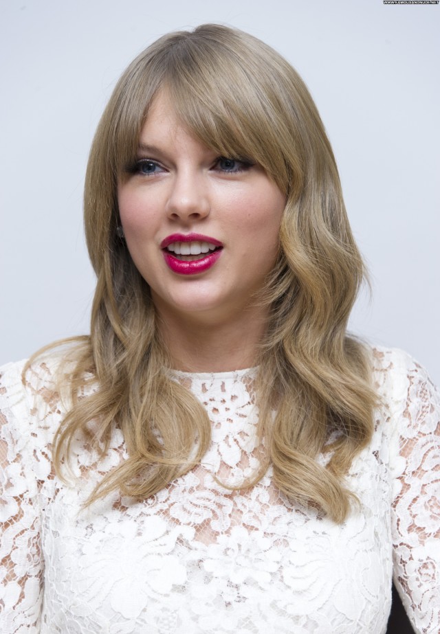 Taylor Swift No Source  Celebrity Beautiful High Resolution Posing