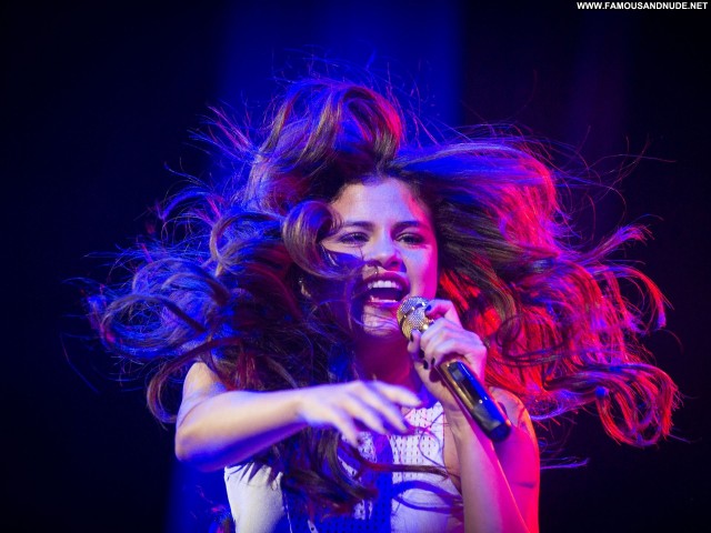 Selena Gomez Performance Celebrity High Resolution Babe Candids