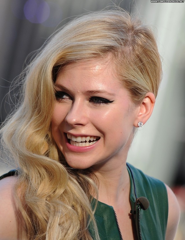 Avril Lavigne Beautiful Posing Hot High Resolution Babe Celebrity