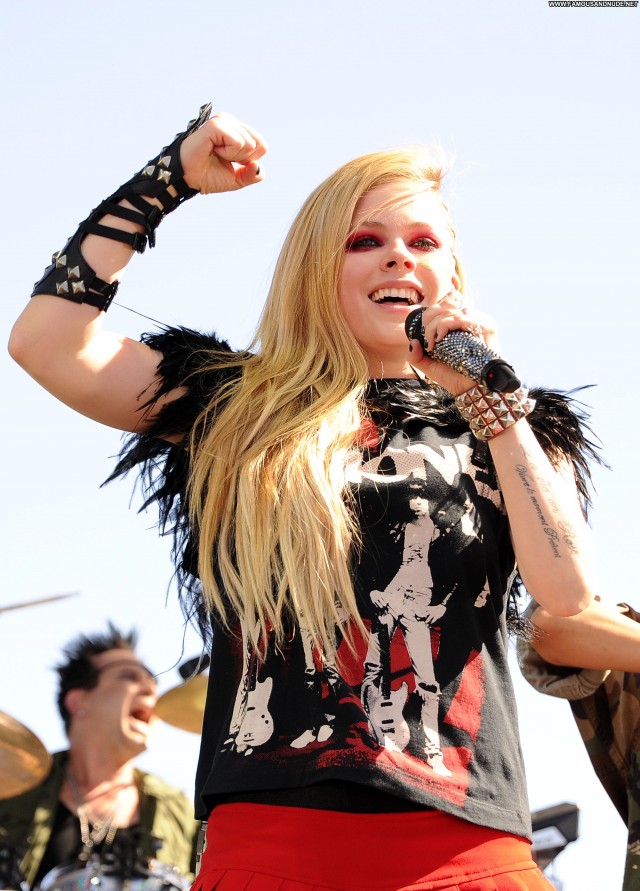 Avril Lavigne No Source Posing Hot Celebrity High Resolution