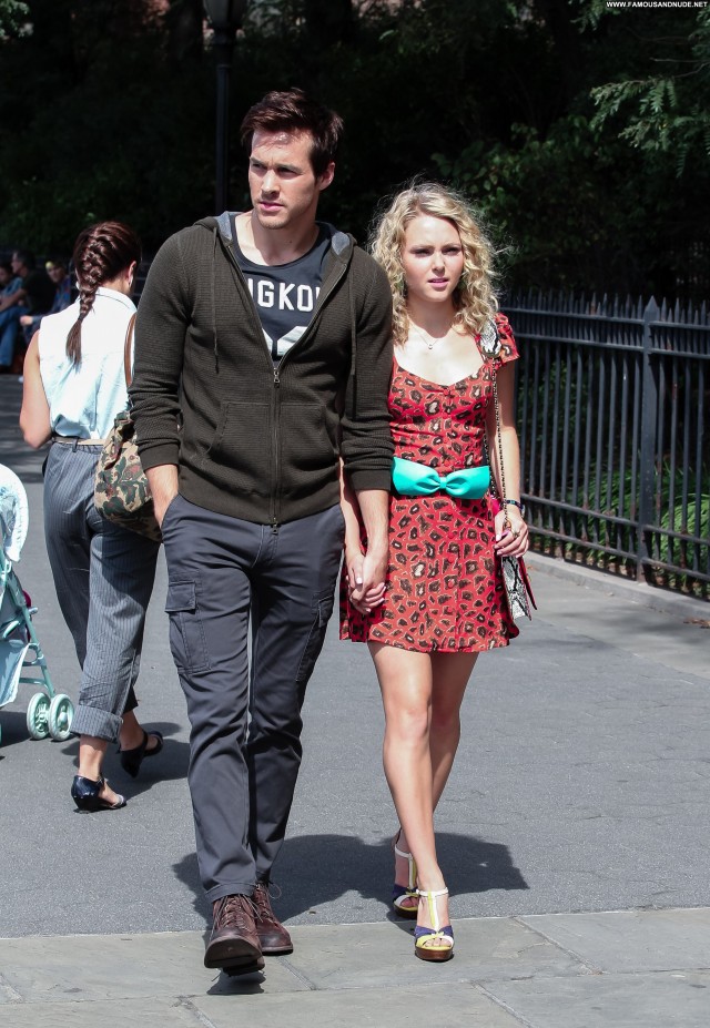 Annasophia Robb The Carrie Diaries Celebrity Posing Hot Babe Candids