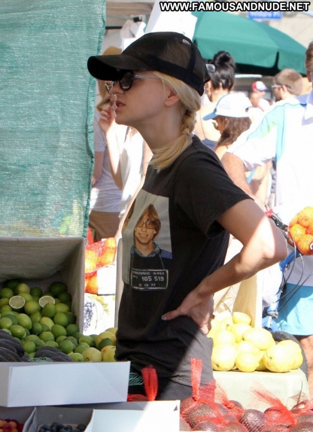 Anna Faris Farmers Market  Babe Posing Hot Beautiful Celebrity