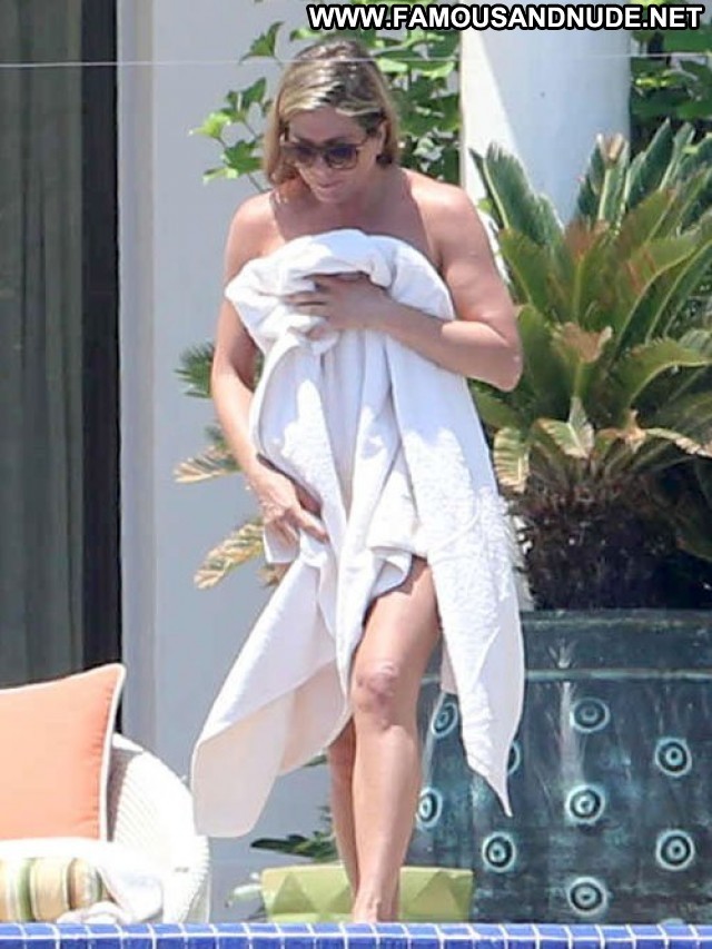 Jennifer Aniston No Source High Resolution Posing Hot Bikini Babe