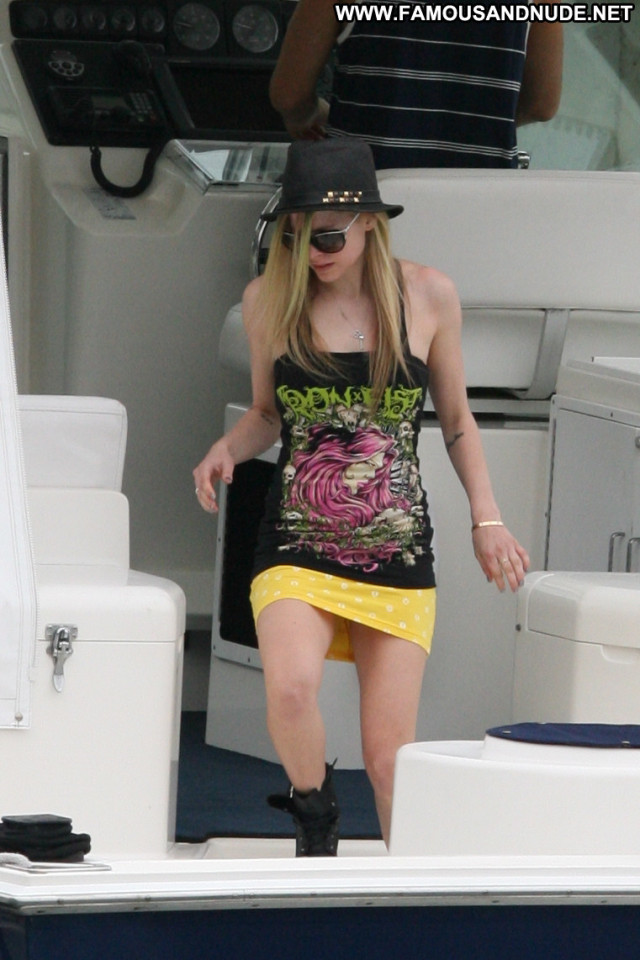 Avril Lavigne Celebrity Babe Posing Hot High Resolution