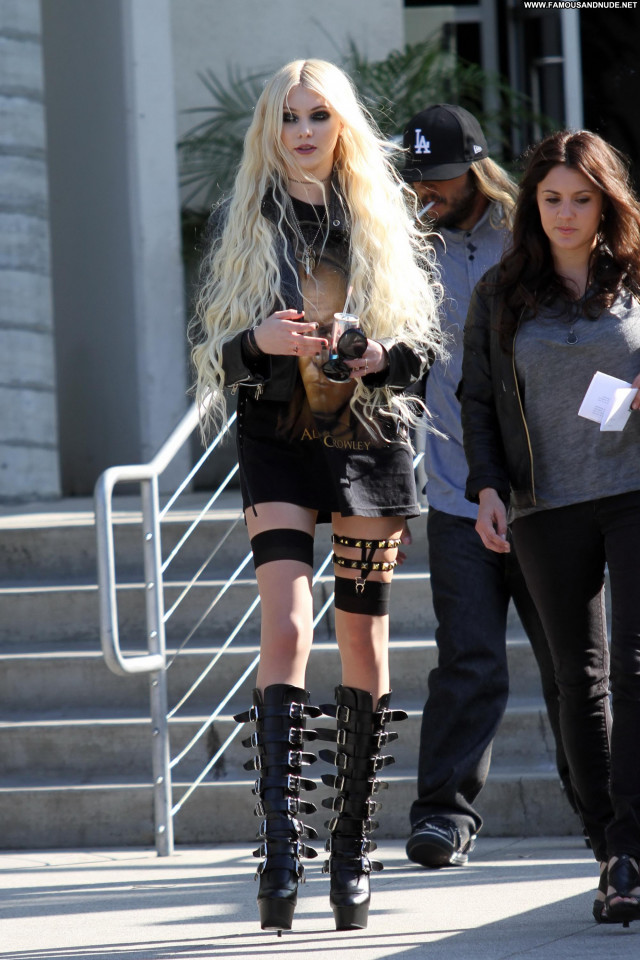 Taylor Momsen Chelsea Lately Beautiful High Resolution Babe Posing