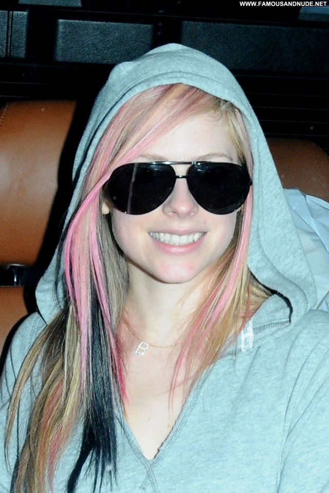 Avril Lavigne Beautiful Celebrity Babe Posing Hot