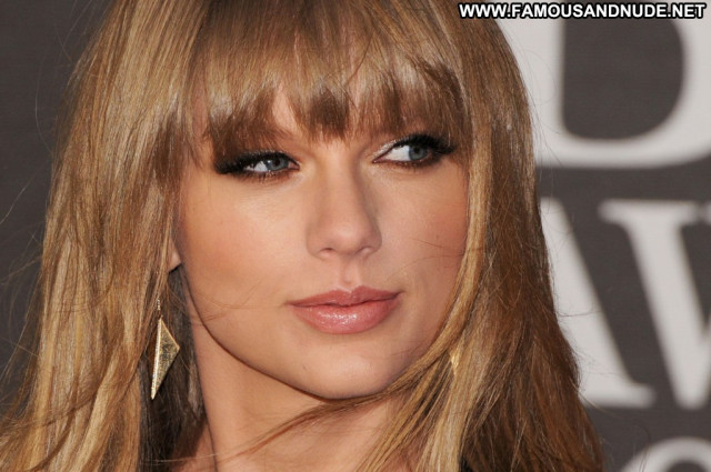 Taylor Swift The Red Carpet Usa Posing Hot Beautiful London Red