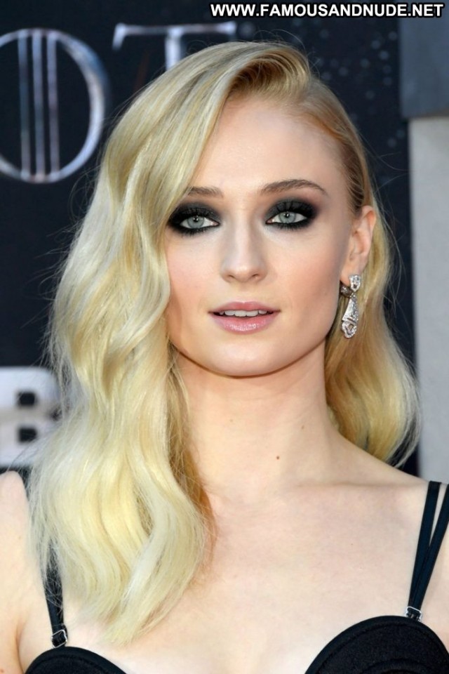 Sophie Turner Game Of Thrones Celebrity New York Beautiful Posing Hot